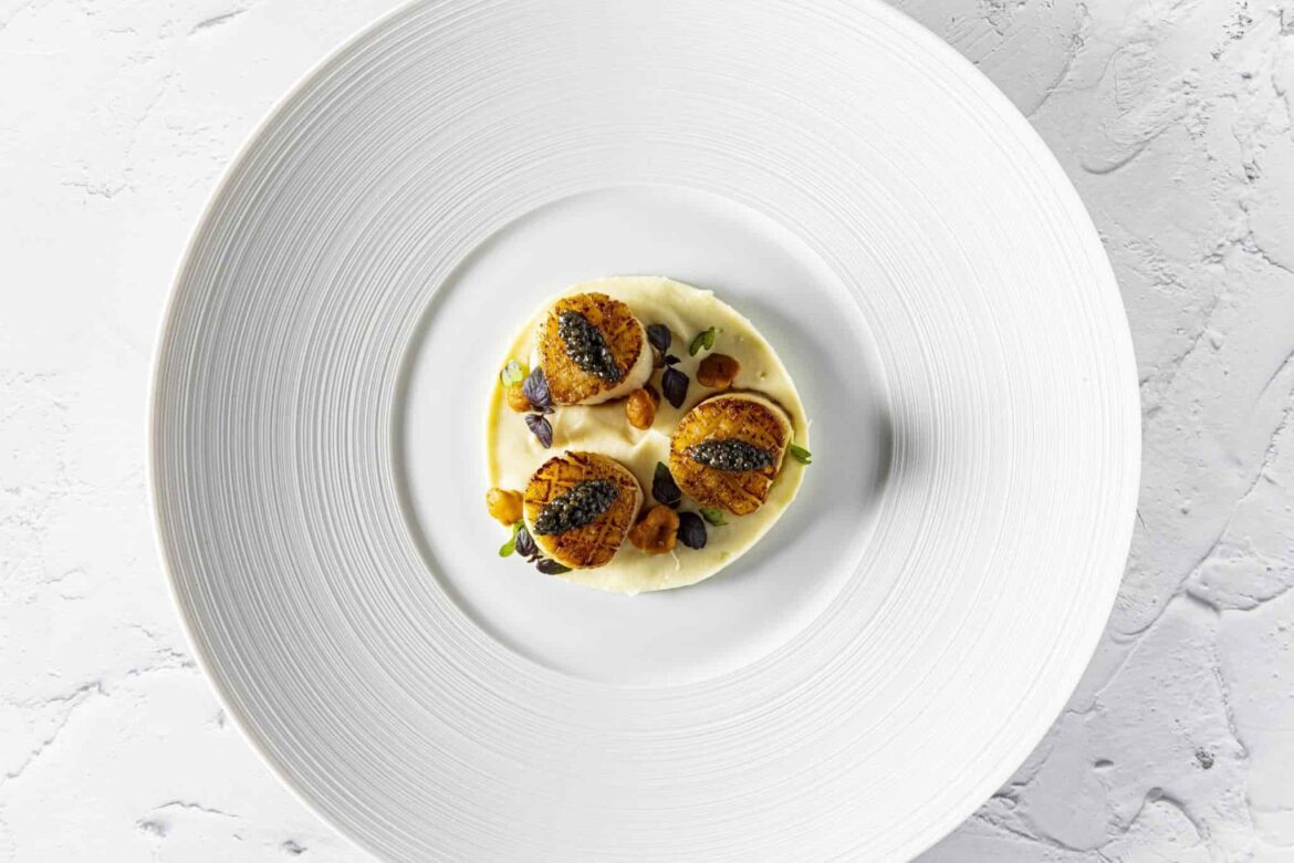 Trois noix de Saint-Jacques et du caviar sur un lit de purée, un exemple de gastronomie haut de gamme à domicile