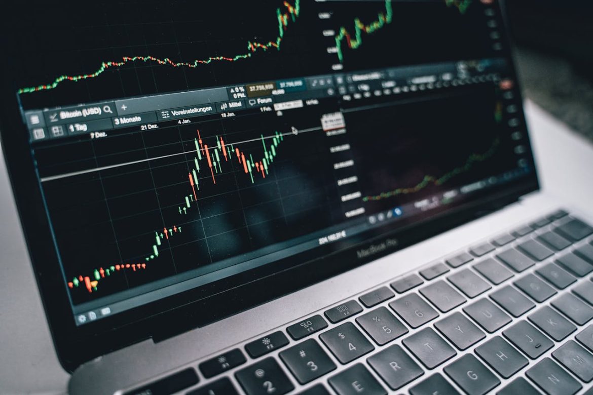 Écran d'ordinateur portable affichant des graphiques boursiers détaillés et des indicateurs de performance pour la sélection d'actifs en gestion de portefeuille.